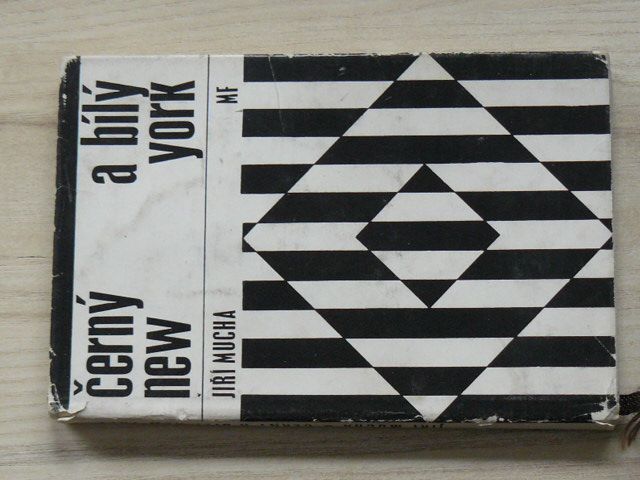 Mucha - Černý a bílý New York (1966)